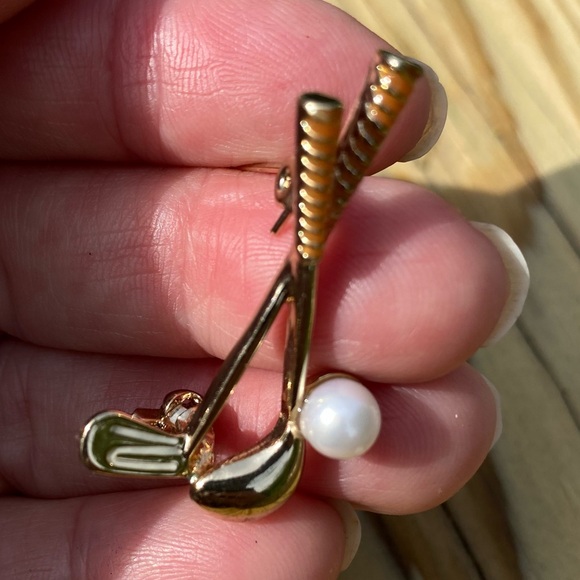 Elegant Gold and Pearl Brooch golfer - Picture 8 of 14